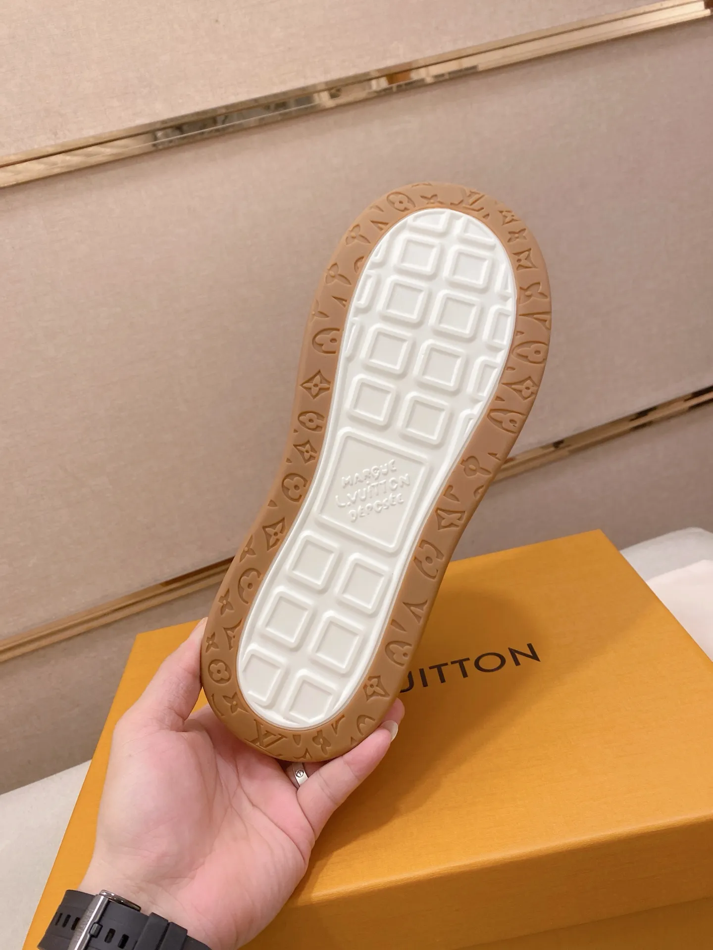 Factory price: 480💰 LV 🫏The colorful interpretation of BUTTERSOFT sneakers combines sheepskin, The colorful interpretation of LV BUTTERSOFT sneakers combines sheepskin and calfskin for a super soft feel. Designed by Pharrell Williams, this '60s-inspired shoe features a padded upper that's been crafted by Louis Vuitton craftsmen to further enhance the comfort of the leather. In addition to the LV initials, it features multiple signatures, including natural leather trim and an embossed pattern of Pharrell Williams and lobster on the side, referencing the Fall/Winter 2025 men’s show. A must-have artifact for fashionistas✅ Code number 38-44